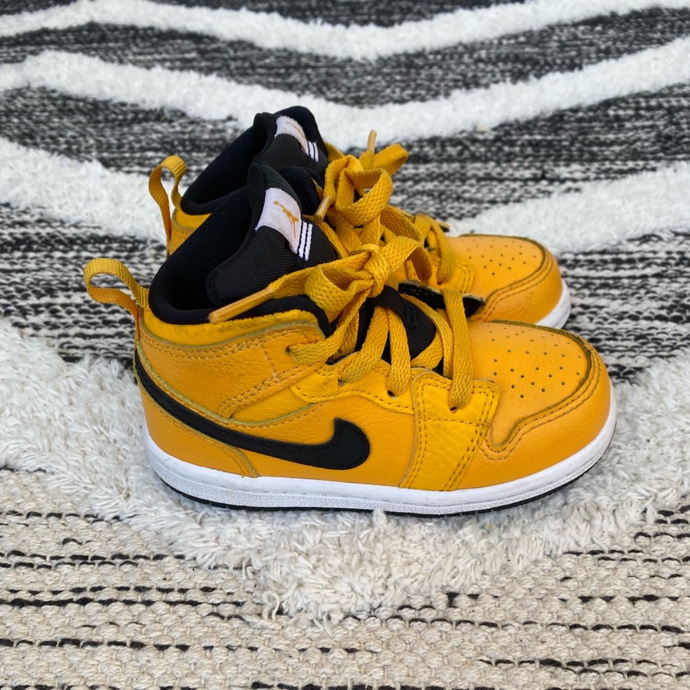 Jordan 1 Mid.